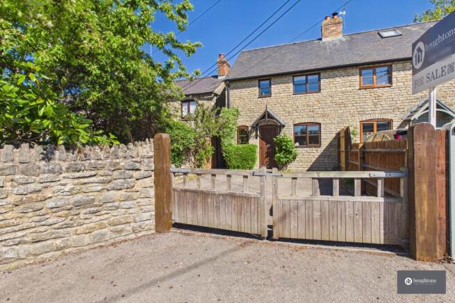 2 bed property, in Park End, £350,000