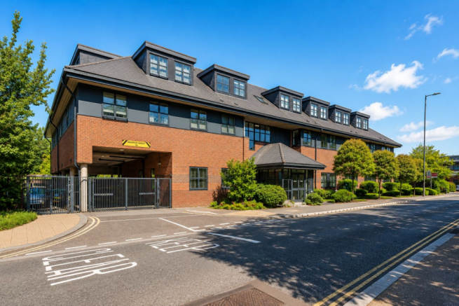 2 bed property, in Great North Road, £365,000