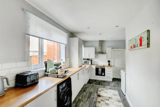 4 bed property, in Rawling Road, £170,000