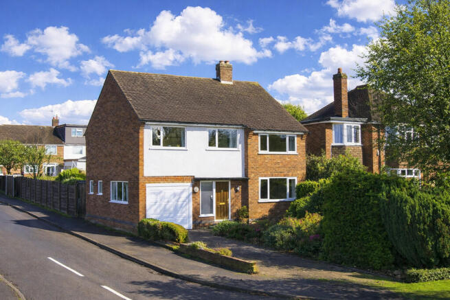 4 bed property, in Highfields Close, £400,000