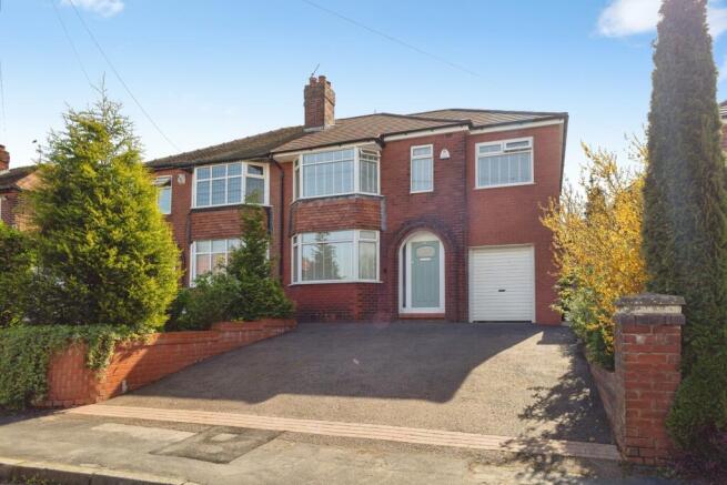 4 bed property, in Harmol Grove, £375,000