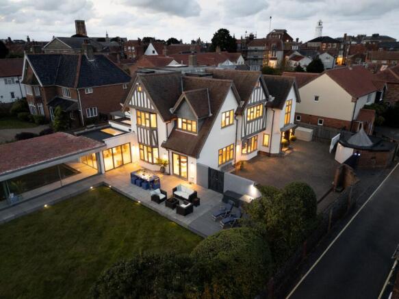 8 bed property, in Mill Lane, £3,250,000