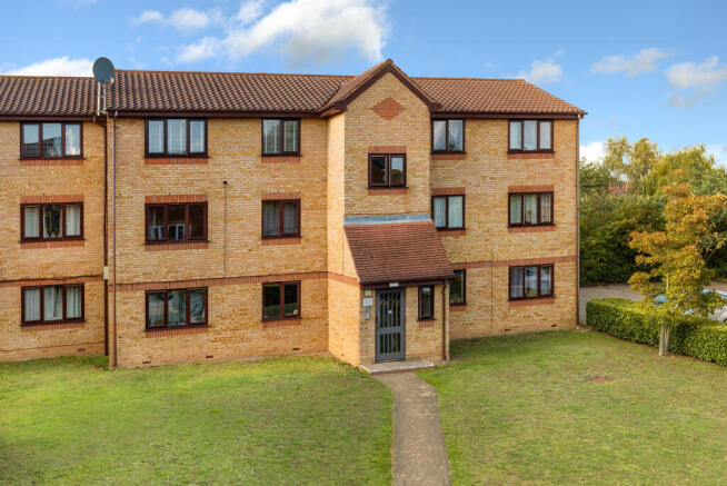 1 bed property, in Lowestoft Drive, £170,000
