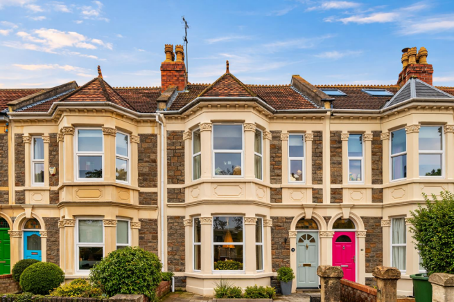 3 bed property, in Harrowdene Road, £525,000