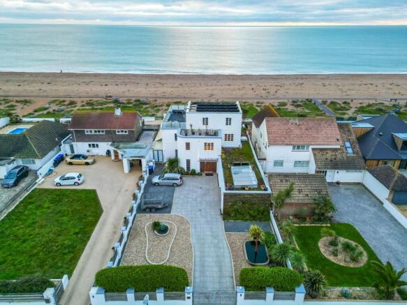 5 bed property, in Old Fort Road, £2,500,000
