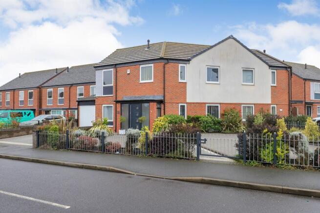 3 bed property, in Hemlock Way, £299,000