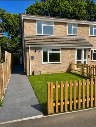 2 bed property, in By The Wood, £290,000