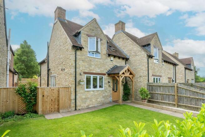 3 bed property, in Moorhen Close, £450,000