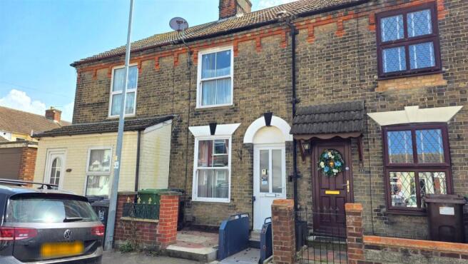 3 bed property, in Upper Cliff Road, £135,000