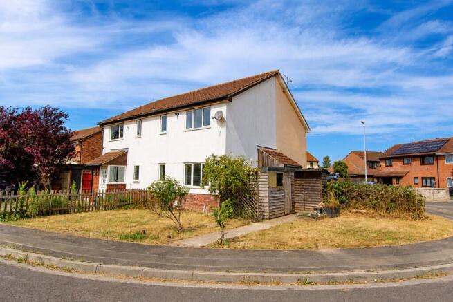 1 bed property, in Saxby Close, £165,000