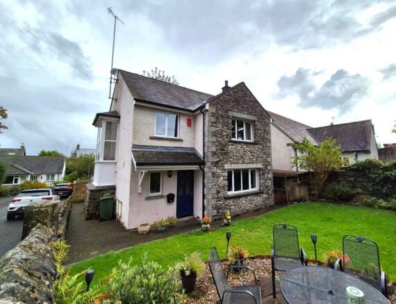 4 bed property, in Hazelcroft Gardens, £400,000