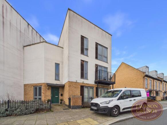 2 bed property, in Knot Tiers Drive, £215,000