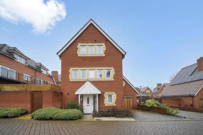 4 bed property, in Cuneo Mews, £1,035,000