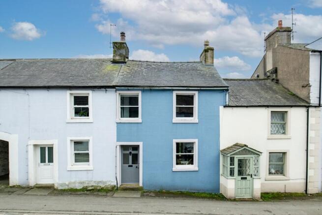 4 bed property, in Main Street, £295,000
