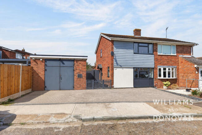 2 bed property, in Kingfisher Drive, £390,000