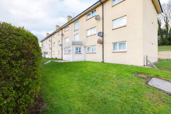 2 bed property, in Clifton Road, £80,000