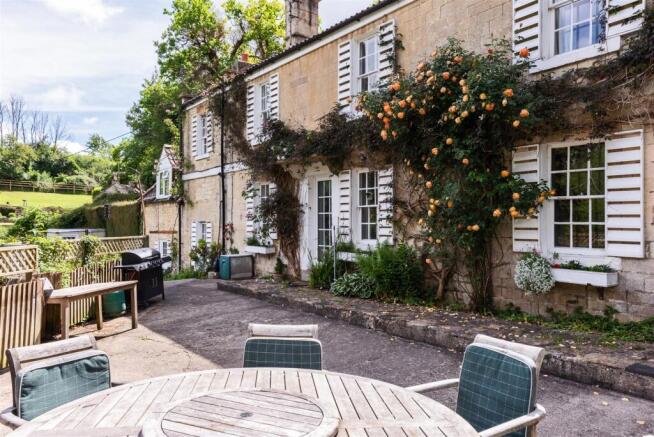5 bed property, in Washwell, £975,000