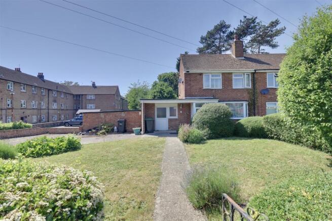 2 bed property, in Sherfield Avenue, £250,000