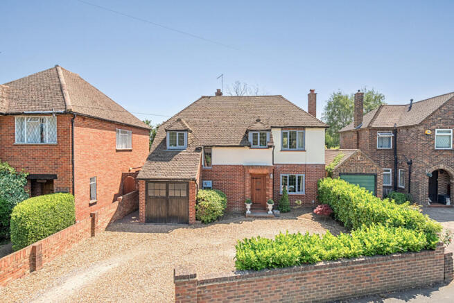 3 bed property, in Queens Avenue, £700,000