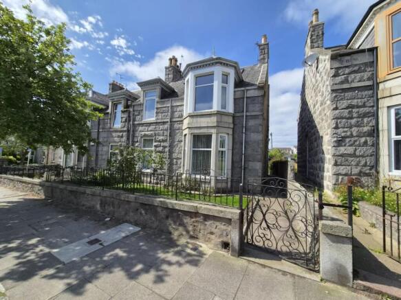 4 bed property, in 61 Clifton Road, £115,000