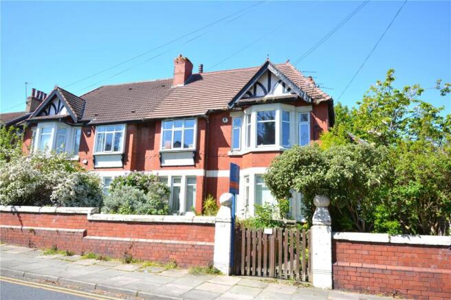 2 bed property, in Manor Road, £150,000