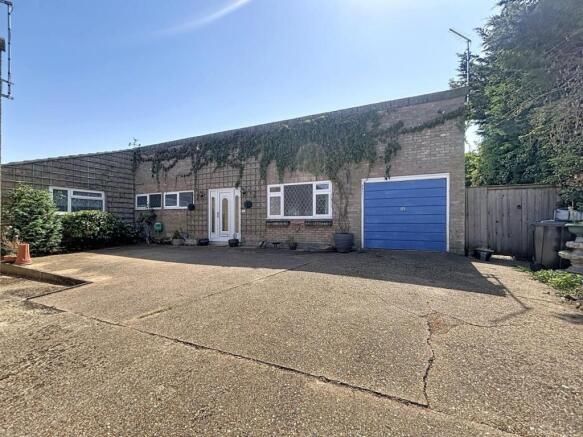 3 bed property, in Willow Court, £350,000