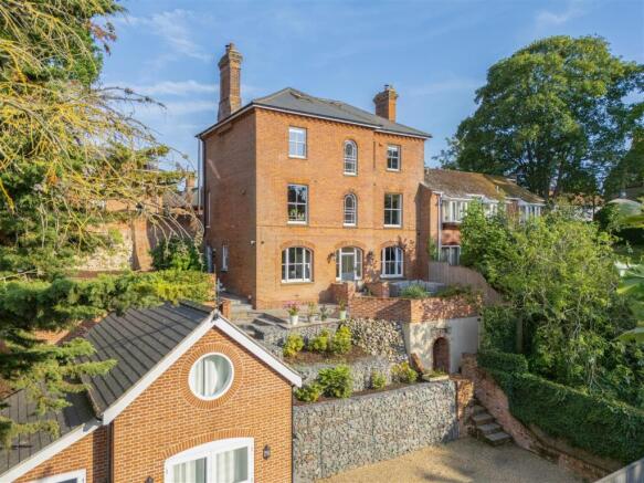 6 bed property, in Ballygate, £895,000