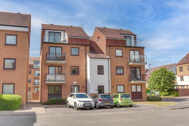 2 bed property, in Horse Sands Close, £185,000
