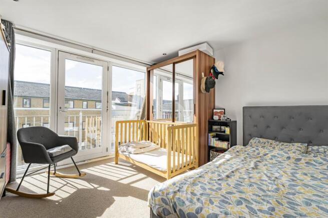 2 bed property, in Kilburn Lane, £450,000