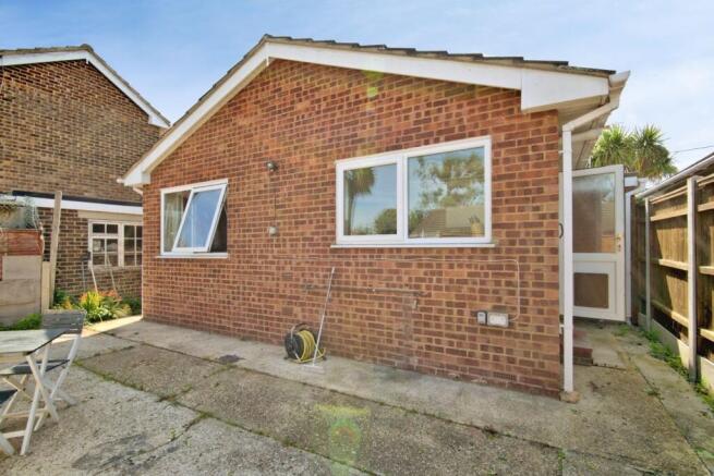 2 bed property, in Voorburg Road, £285,000