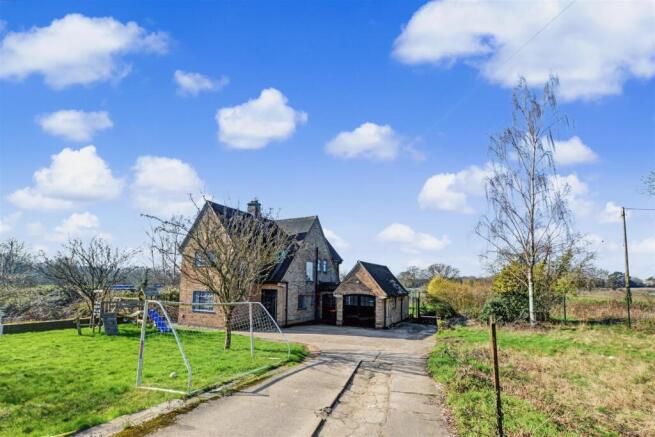 3 bed property, in Coventry Lane, £525,000