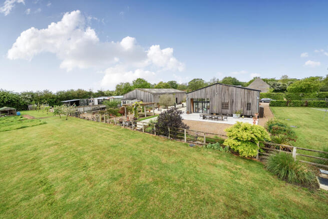 4 bed property, in Twin Barn Farm, £1,100,000