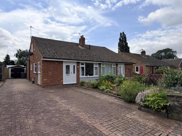 2 bed property, in Saxty Way, £285,000