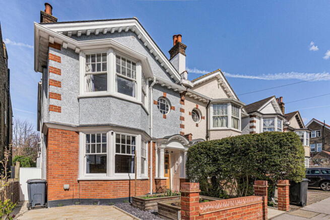 5 bed property, in Woodstock Road, £900,000