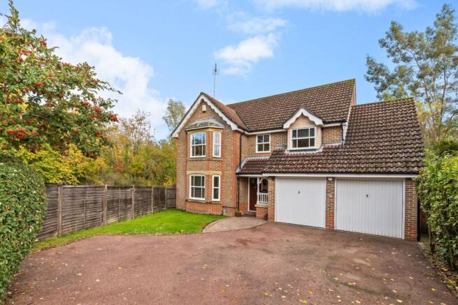 4 bed property, in Pondtail Drive, £750,000