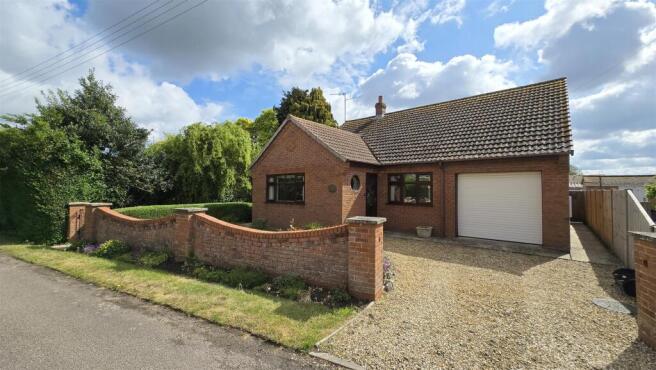 2 bed property, in Mill Lane, £230,000
