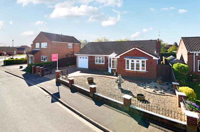 3 bed property, in Oakwood Glade, £280,000