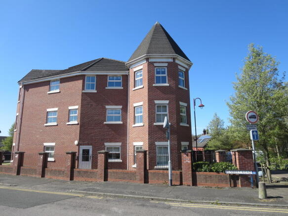 2 bed property, in Etruria Court, £110,000