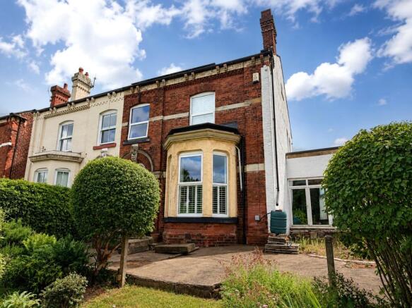 6 bed property, in Lidgett Lane, £460,000