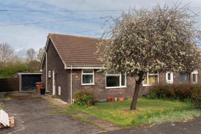 2 bed property, in Mountbatten Way, £105,000