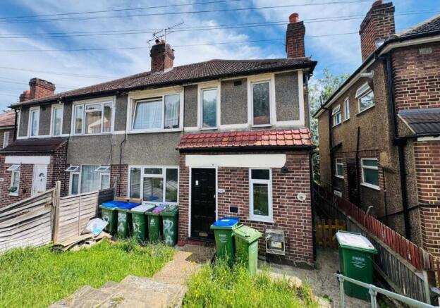 2 bed property, in 82 Holly Hill Road, £130,000