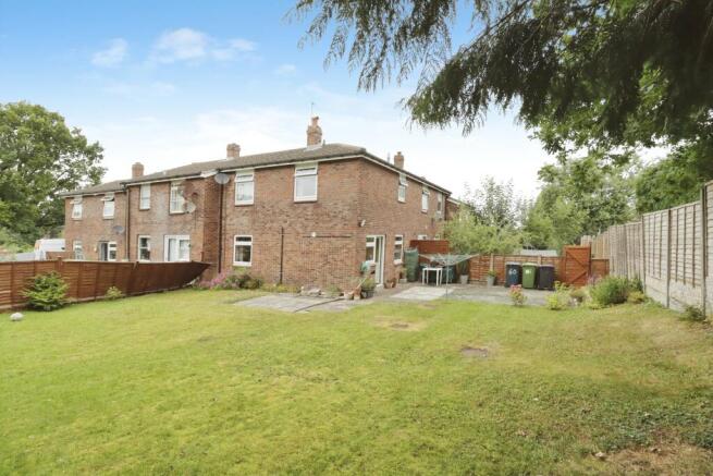 2 bed property, in Longleat Close, £189,950