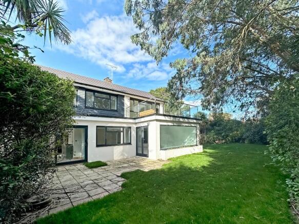 4 bed property, in ALDWICK BAY ESTATE, £950,000