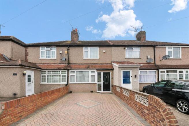2 bed property, in Woodrow Avenue, £425,000