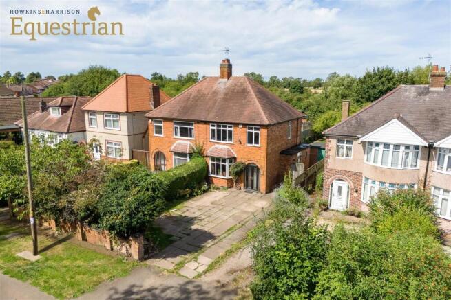 3 bed property, in Hinckley Road, £425,000