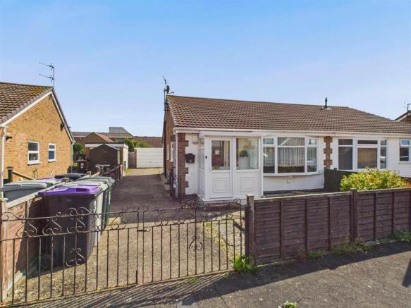2 bed property, in Kensington Gardens, £165,000