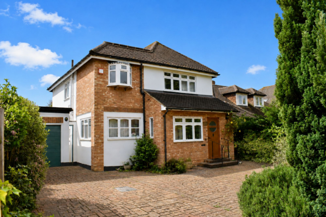 4 bed property, in West Farm Avenue, £895,000