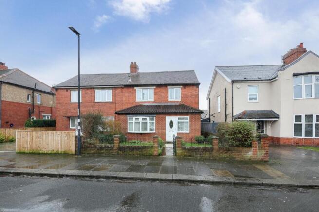 3 bed property, in Avondale Avenue, £240,000
