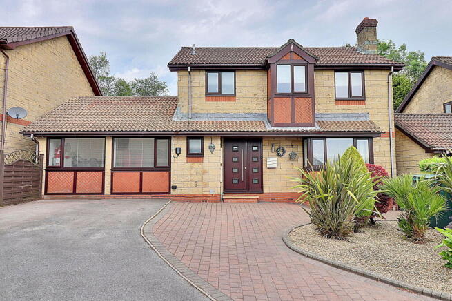 4 bed property, in Cardinal Drive, £599,500