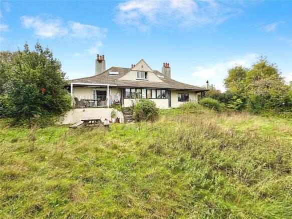 5 bed property, in St. Helens Park Road, £550,000